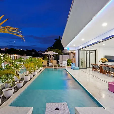 Large Luxury Modern Mansion Sleeps 8 Up To 50 Villa